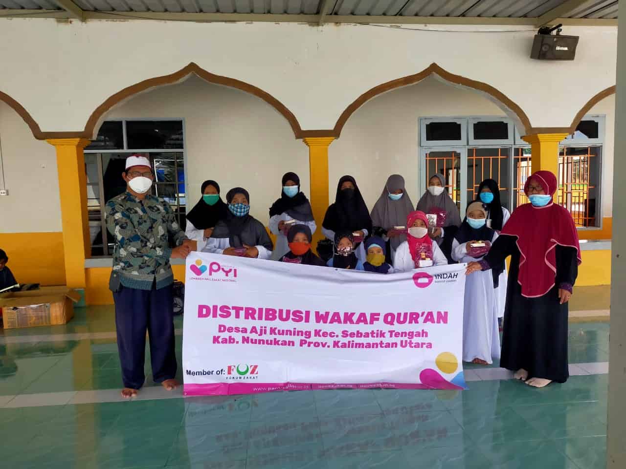 Penyaluran Jilbab dan Alquran Wakaf Di Kalimantan Utara