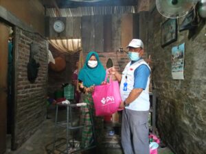 Puluhan Lansia Dhuafa Terima Bantuan Dari PYI Yatim & Zakat