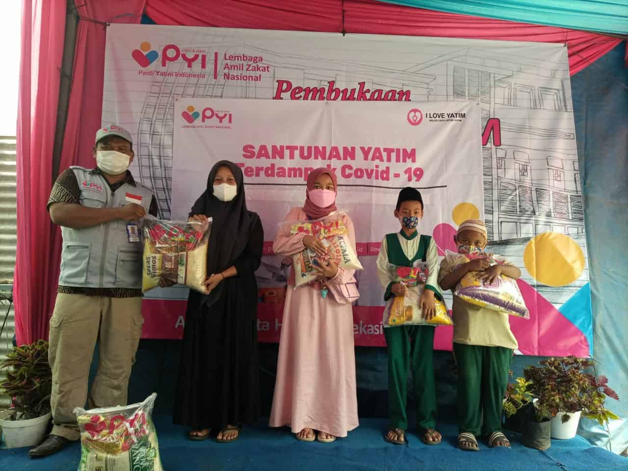 Yatim Dhuafa Terima Bantuan di Acara Launching Asrama PYI Yatim & Zakat