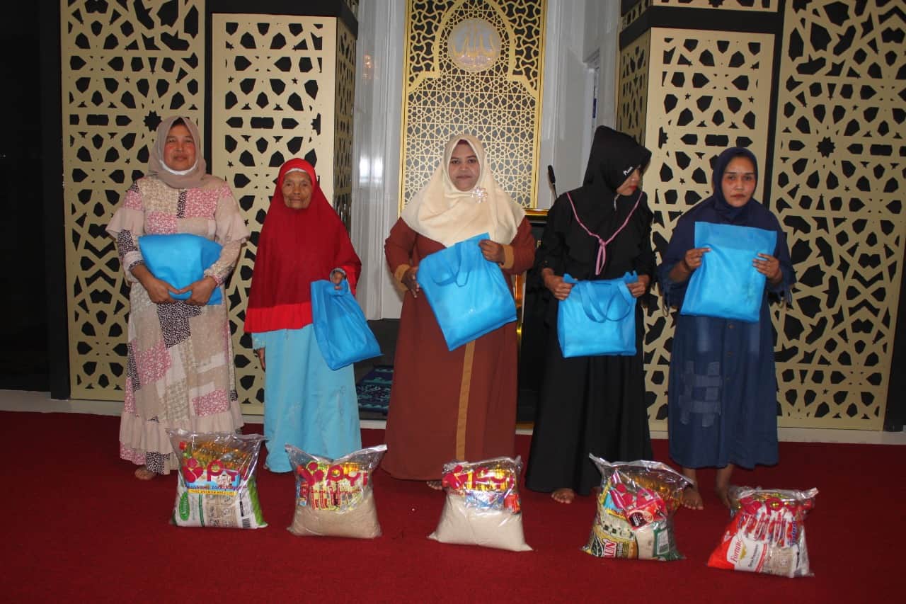 Penyaluran Bantuan Ramaikan Peresmian Masjid Pertama Di Kampung Gorowek