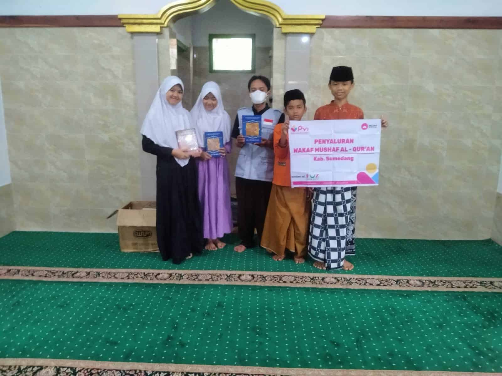 PYI Yatim dan Zakat Salurkan Puluhan Quran Untuk Masjid di Sumedang