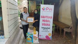 Simbolis Penerimaan Bahan Baku Bantuan Modal Bagi Pedagang Kecil Medan Satria, Kota Bekasi