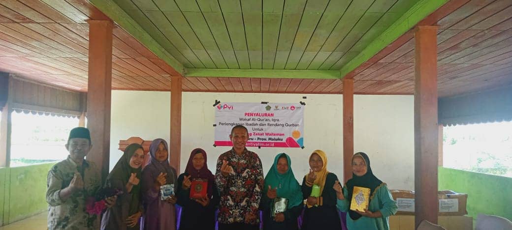 Foto bersama Analis Kebijakan Ahli Muda dengan Penerima Manfaat Kampung Zakat
