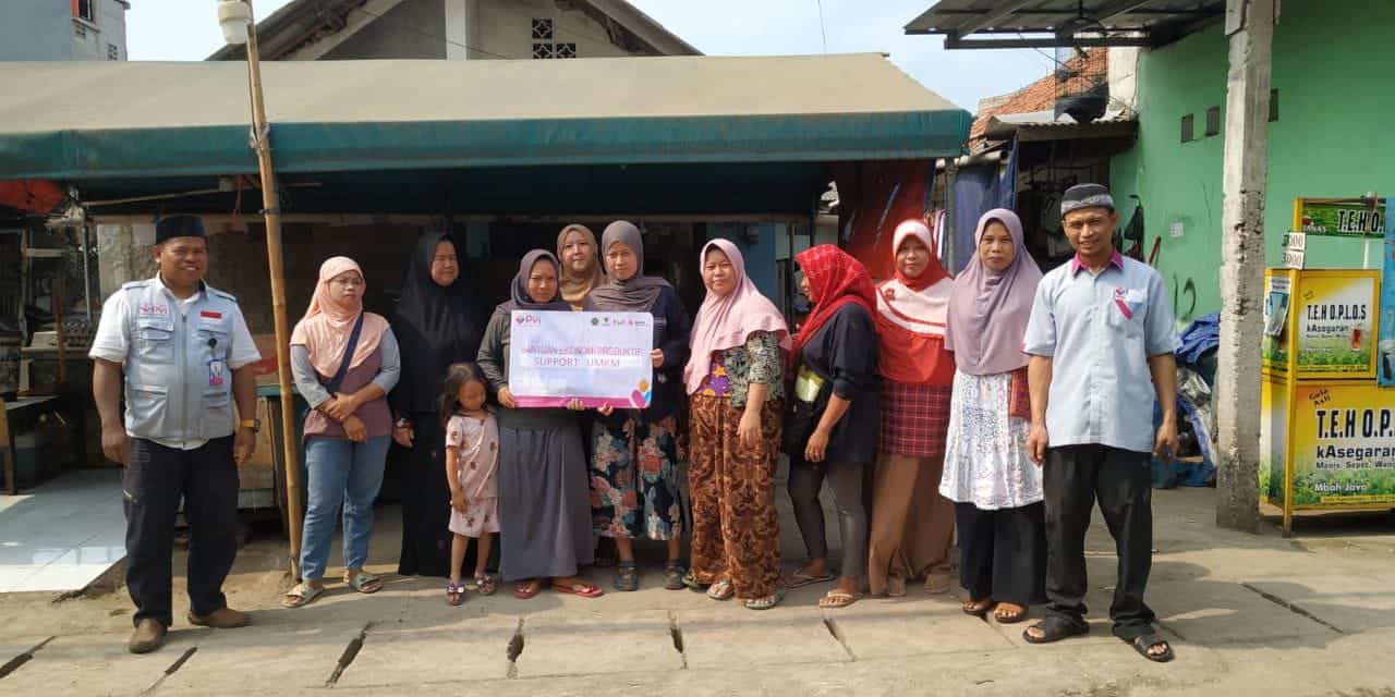 Foto Bersama Penerima manfaat Bantuan Program Ekonomi Produktif PYI di Jakarta Timur