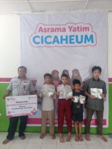 Foto bersama anak-anak yatim asrama Cicaheum