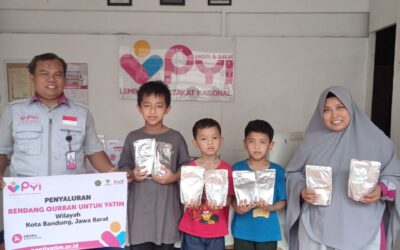 Pemberdayaan PYI Salurkan 122 Porsi Rendang Qurban Kemasan untuk Anak Yatim di Kota Bandung