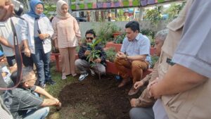 Simbolis Penanaman Pohon Oleh Komisi II DPRD Jawa Barat, Kepala Dinas Kehutanan Jawa Barat, dan Kepala Dinas Pangan dan Pertanian Kota Cimahi 