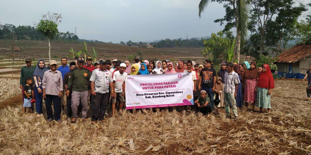 Laznas PYI Salurkan Pakaian dan Makanan Instan untuk Petani di Kampung Cibanen