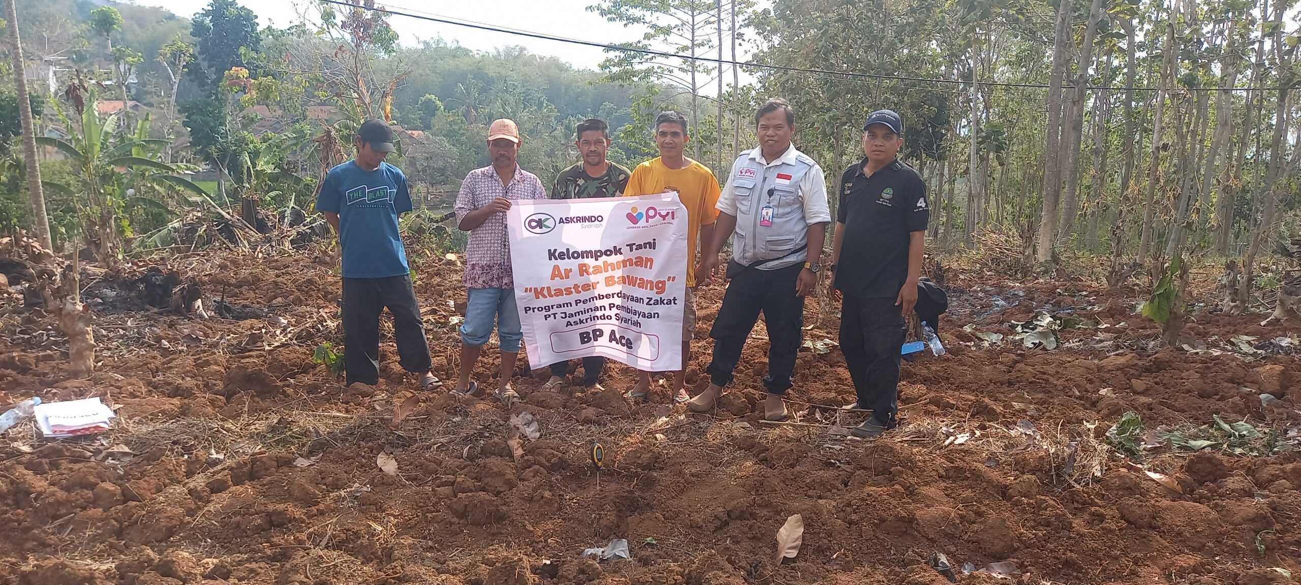 Laznas PYI bersama kelompok tani Ar-Rahman lakukan penghitungan PH tanah pertanian bawang