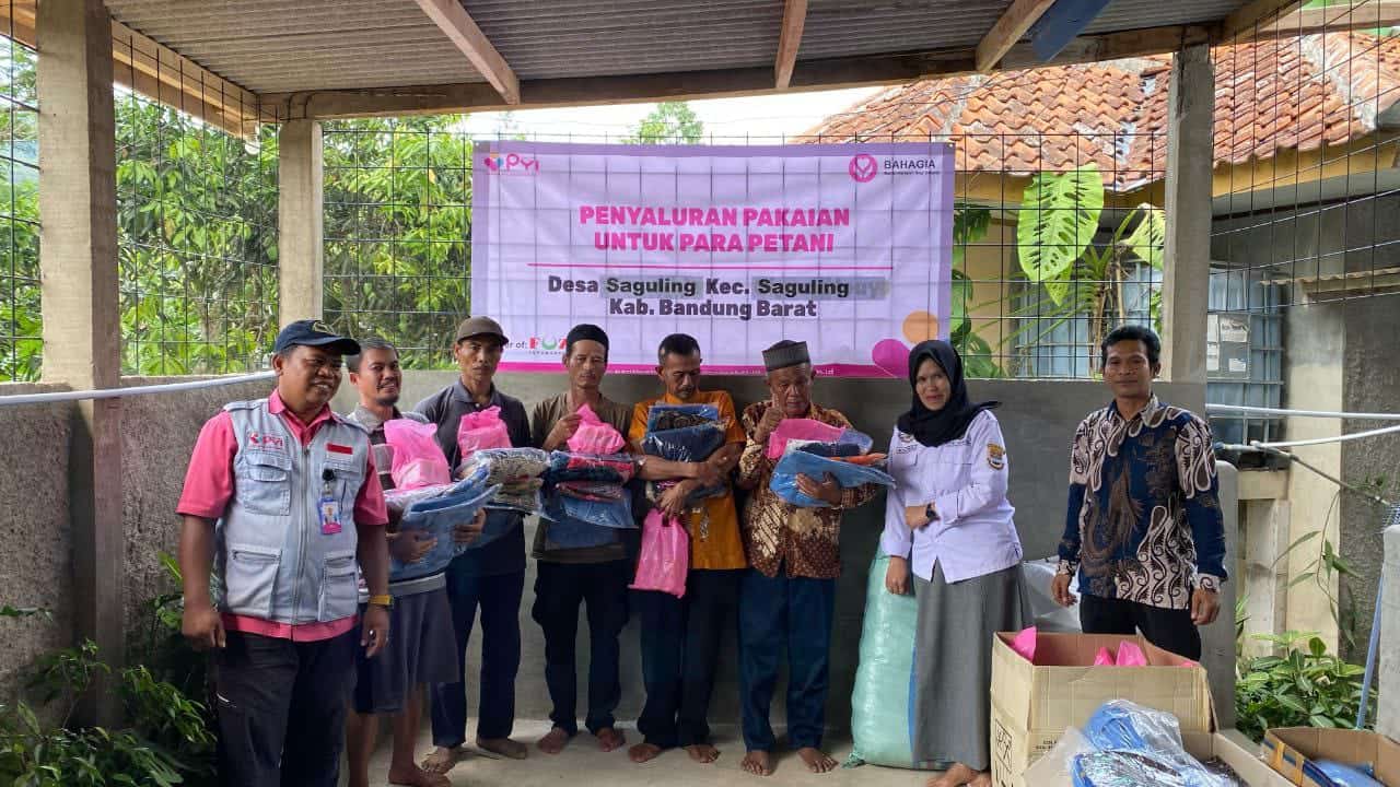 Penyaluran Bantuan pakaian oleh Laznas PYI Yatim dan Zakat di Bandung Barat