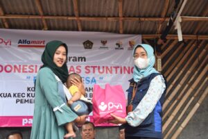 Simbolis Bantuan Program Cegah Stunting oleh Puskesmas Kutawaringin (Ibu Dewi)
