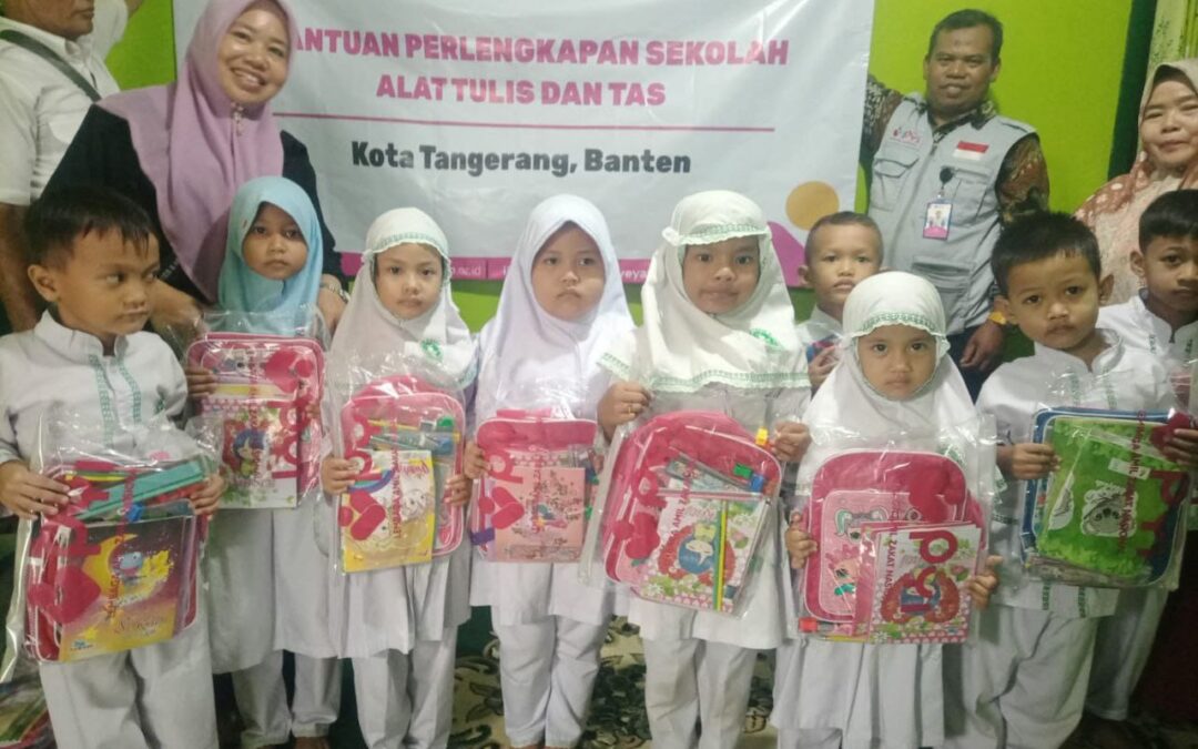 Laznas PYI Yatim dan Zakat Salurkan 55 Paket Bantuan Pendidikan di Tangerang