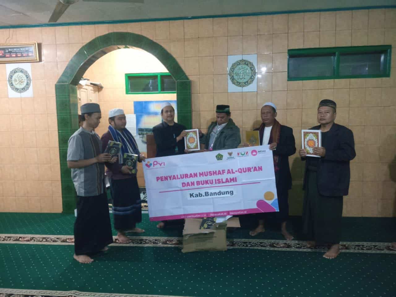 Laznas Panti Yatim Salurkan Bantuan Dakwah berupa Al Quran dan Buku Islami di Kopo Kec. Kutawaringin