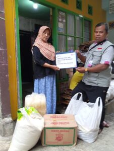 Penyerahan Bantuan PHBI Isra miraj di Kelurahan Sukaraja