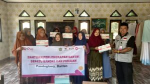 Penyerahan Bantuan Sandal untuk para santri Pondok Pesantren Al Basit, Pandeglang